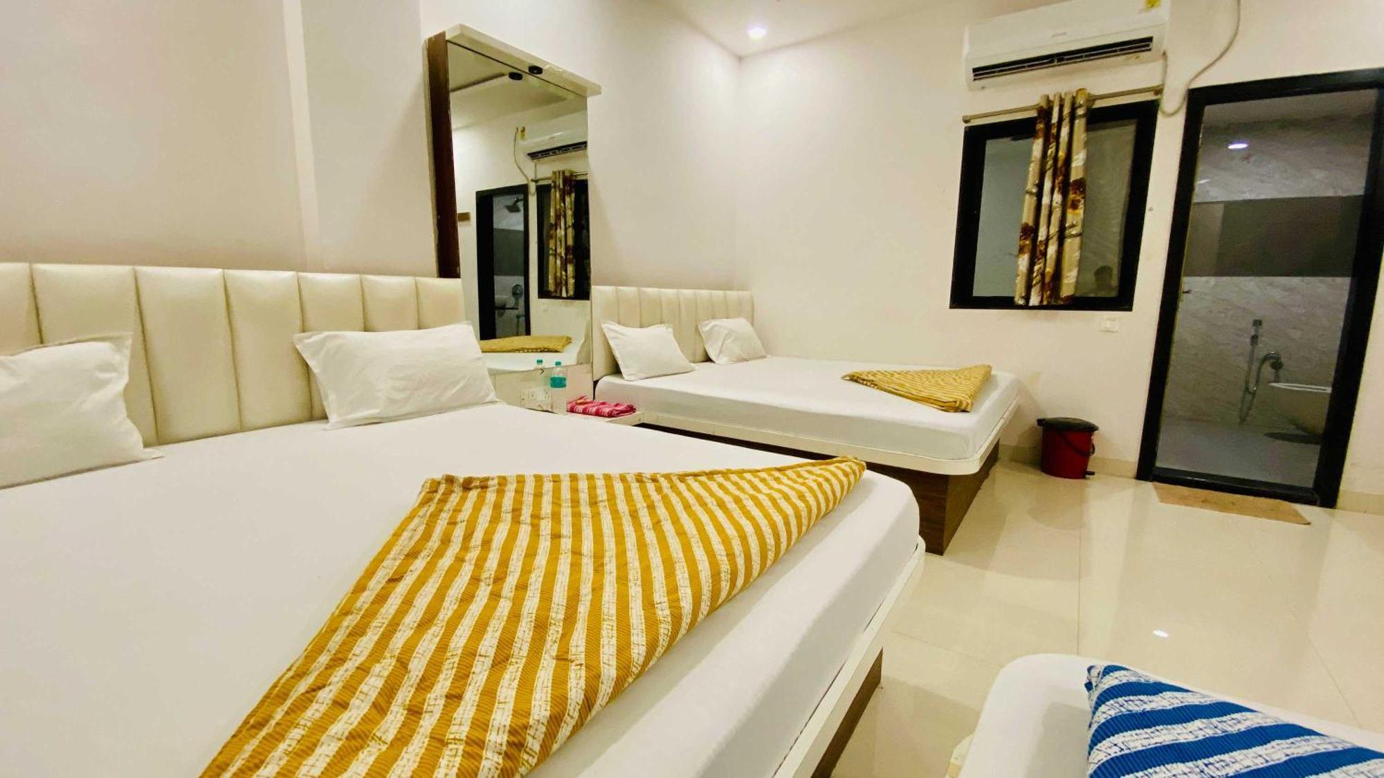 Hotel Gayatri Palace Godarpura Extérieur photo