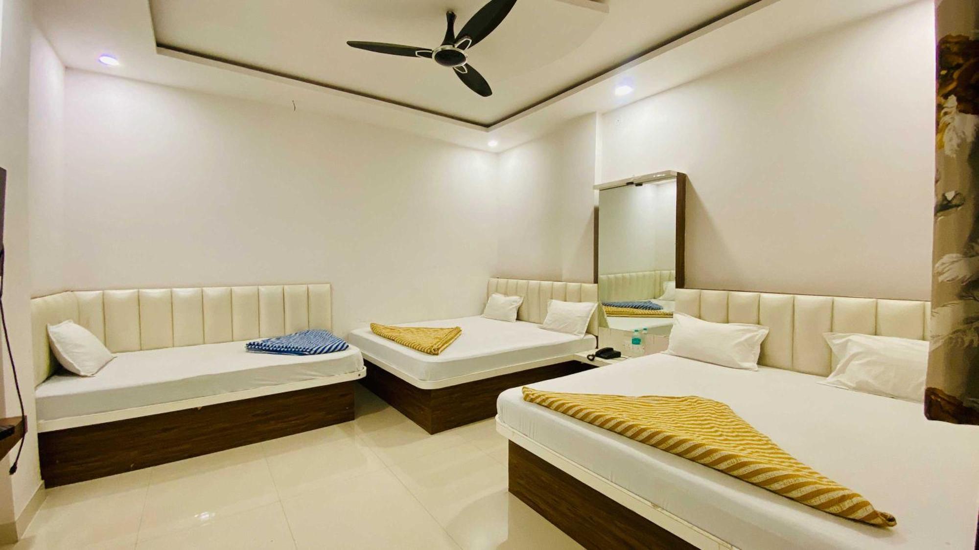 Hotel Gayatri Palace Godarpura Extérieur photo