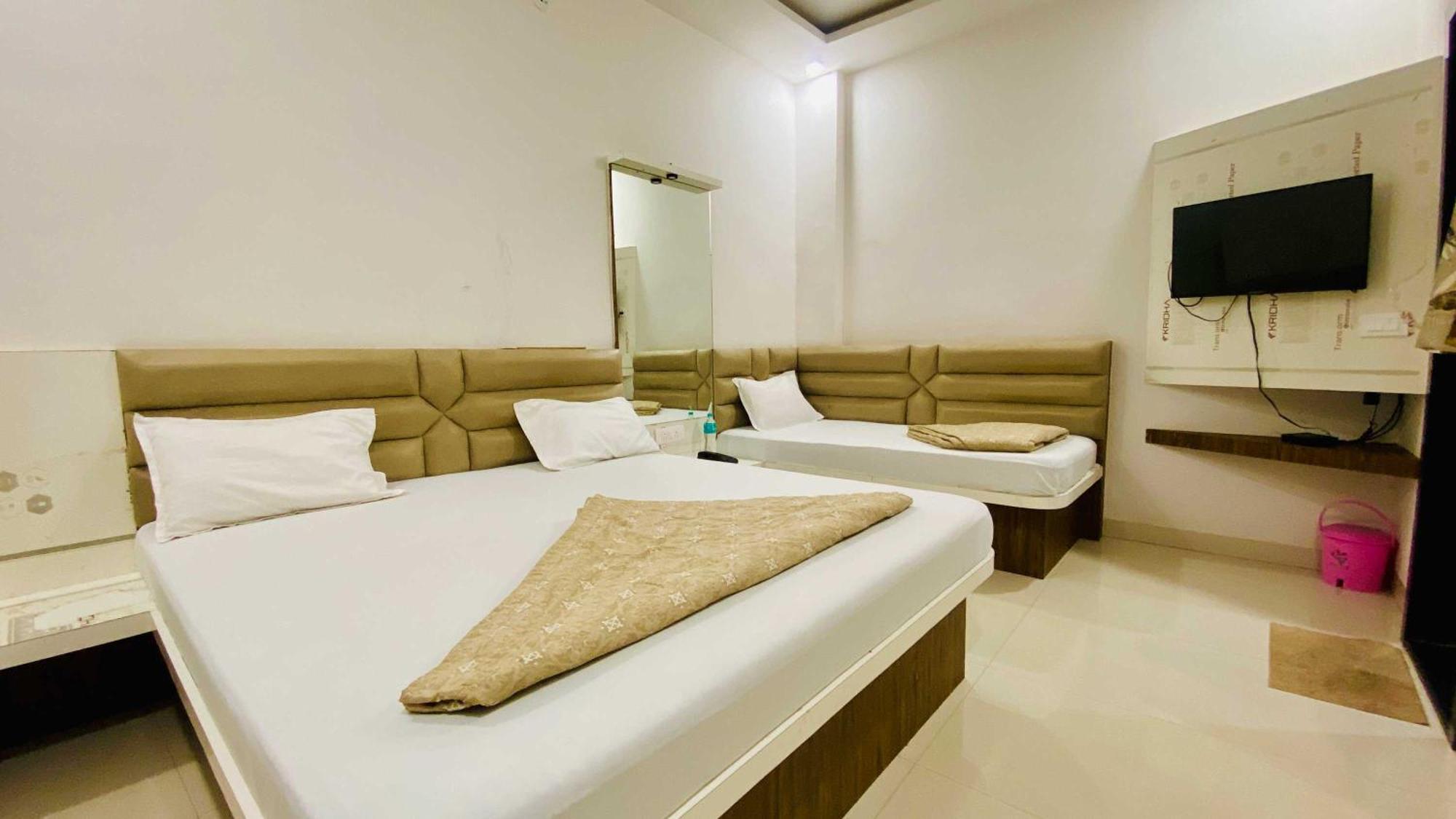 Hotel Gayatri Palace Godarpura Extérieur photo