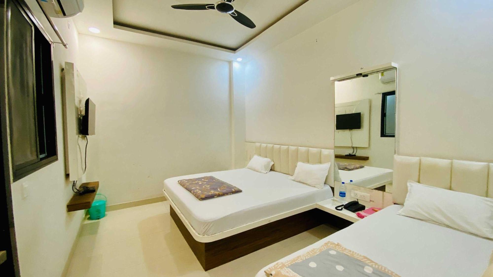 Hotel Gayatri Palace Godarpura Extérieur photo